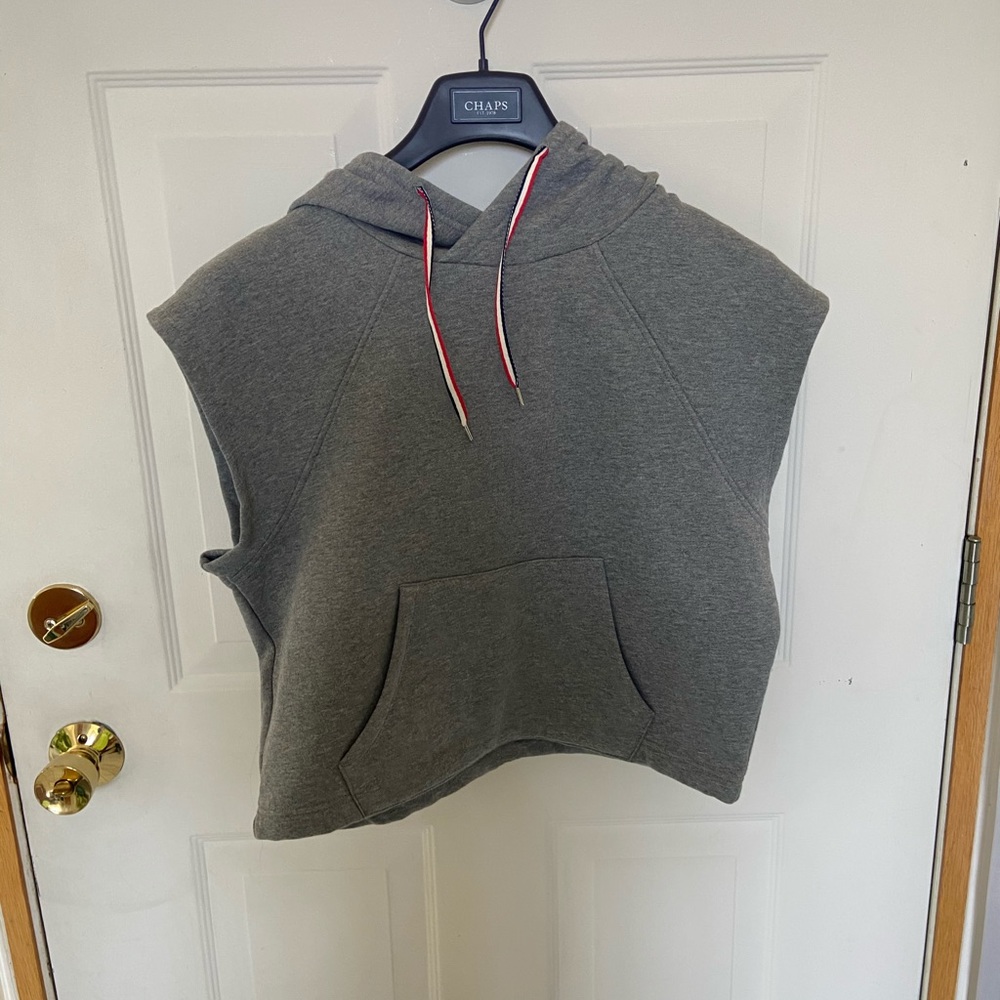 sleeveless pull over hoodie